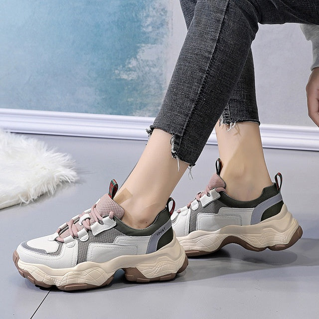 Heightening sports shoes