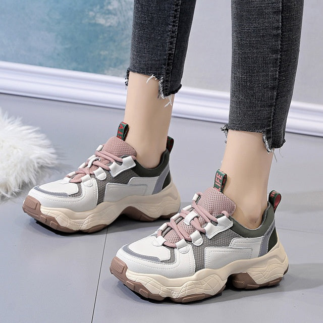 Heightening sports shoes