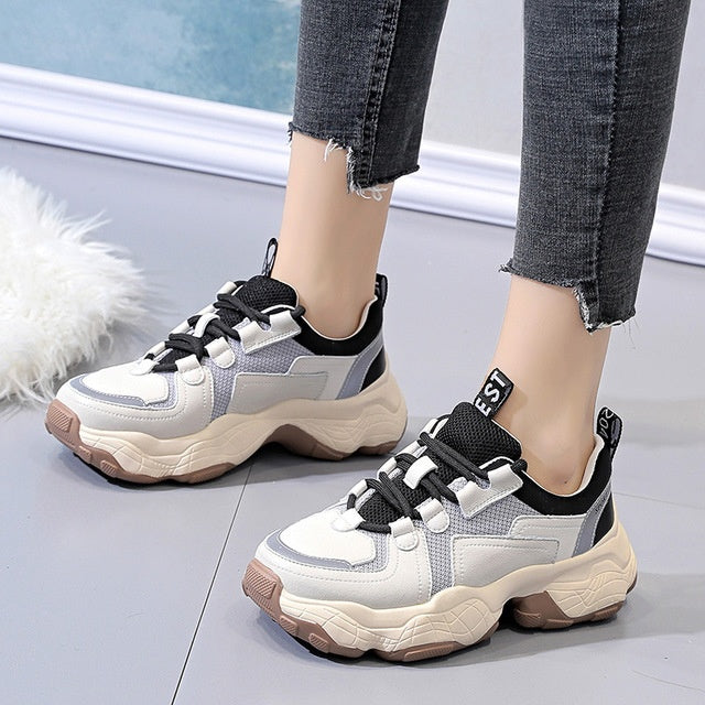 Heightening sports shoes