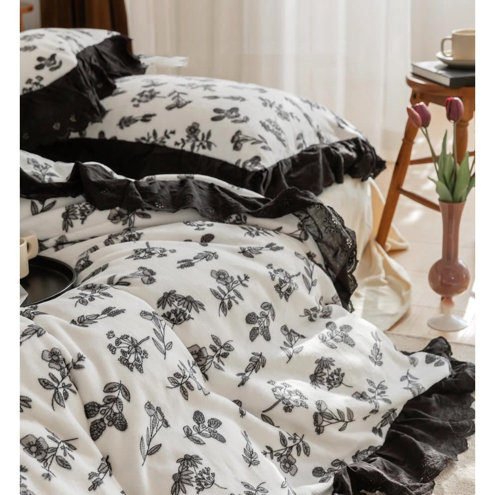 Retro Autumn And Winter Plush Warm Four-piece Set Of Black And White Lace Milk Velvet